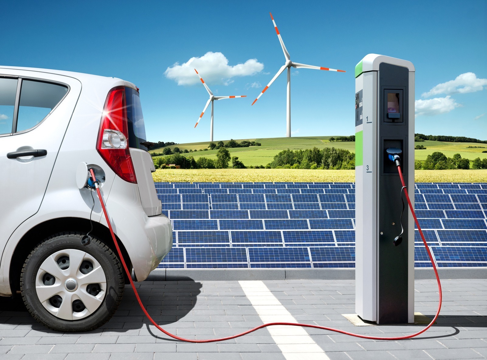 Electric car at the solar charging station © Petair / Fotolia.com.
