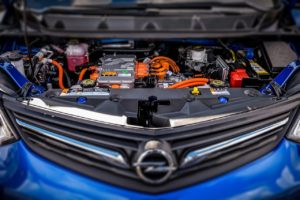 Range champion Opel Ampera-e New prospects: The engine compartment of the new Opel Ampera-e differs significantly from cars with conventional drives. Image source Opel GM