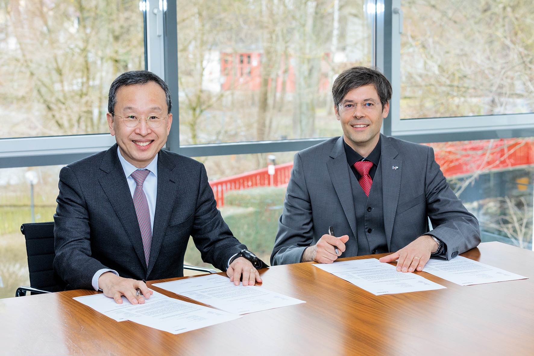 Unterzeichnung des Letter of Intent: Ph. D. Seh-Woong (S.W.) Jeong, Executive Vice President Samsung SDI (links) und Dr. Hartung Wilstermann, Executive Vice President E-Solutions & Services bei Webasto (rechts) - (© Webasto Group
