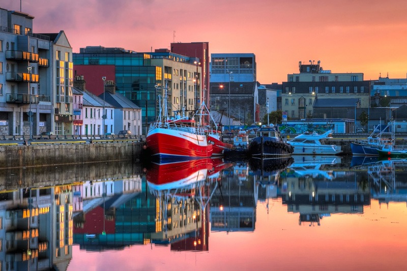 Sonnenaufgang in der Hafenstadt Galway © Alexey Zarodov @ AdobeStock