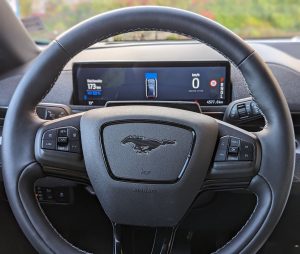 Ford Mustang Mach-E GT Lenkrad und Display